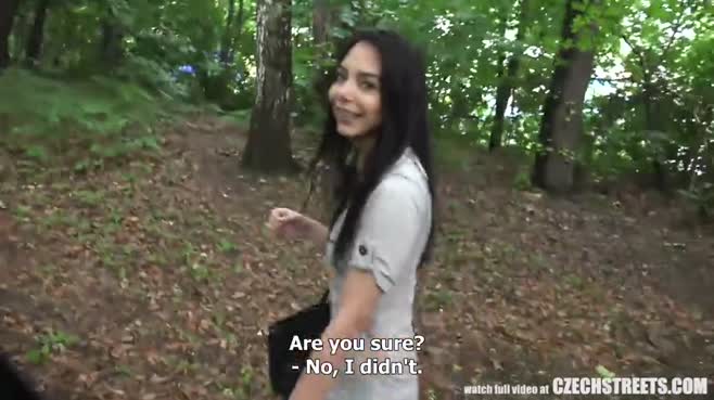 Молодая красотка не против отсосать парню член в парке