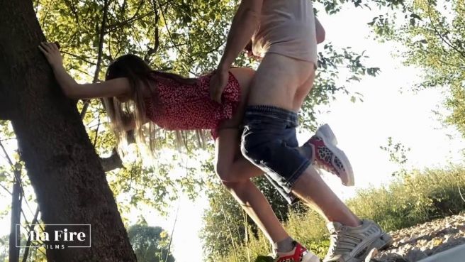 Незнакомец заставил худышку заняться с ним сексом на природе