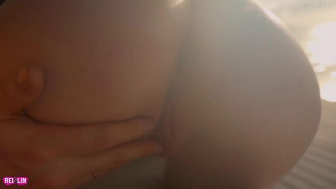 Жопастая красотка в купальнике сосет член в сауне