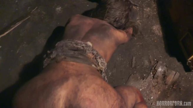 Мужик в жутком подвале трахает грязную девушку демона 