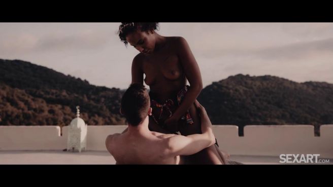 Мулатка вместе с белым парнем трахаются на свежем воздухе в загородном доме 