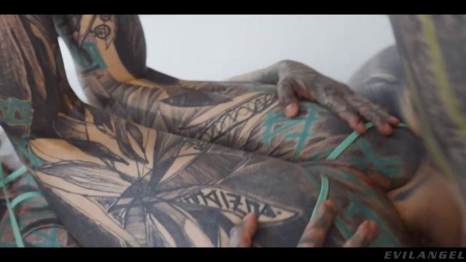 Полностью забитая татуировками пара занимается анальным сексом 