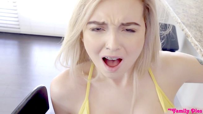 Парочка жарко трахается стоя на кухне, пока никто не видит