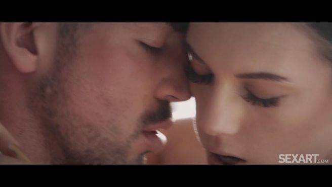 Паренек отодрал сводную сестру в узкую киску на полу